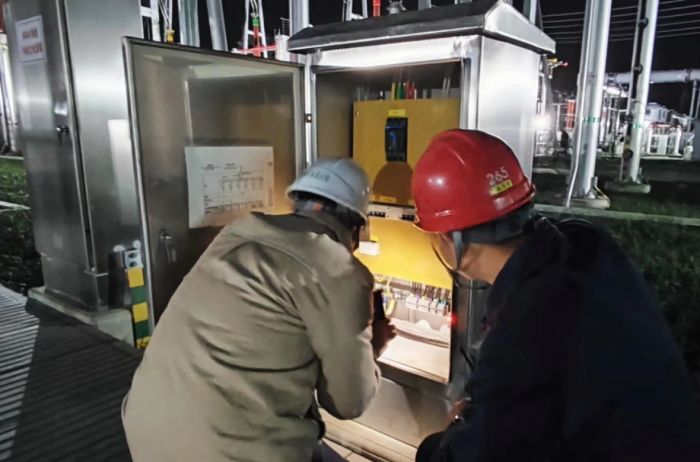 11月29日，国网四川建设分公司电力工人正在对玉堤500千伏变电站进行投运前的检查。.jpg