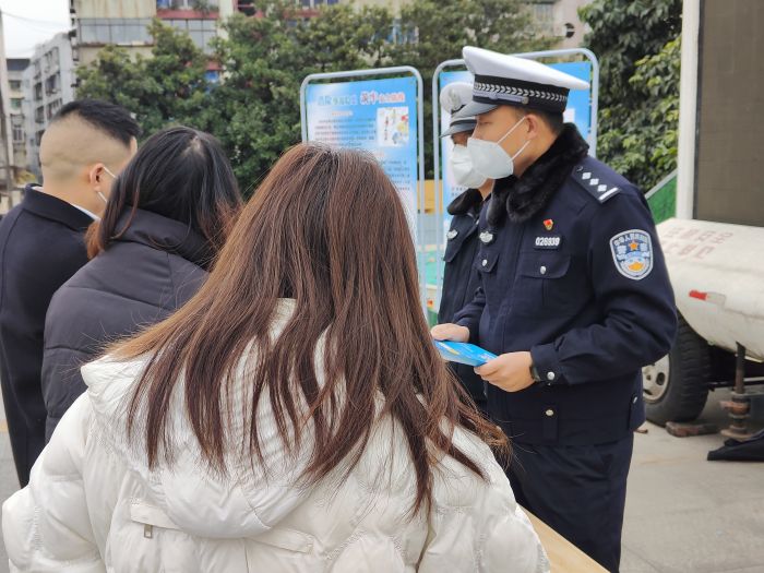 2022121交警大队在金雁广场开展“122”主题宣传活动