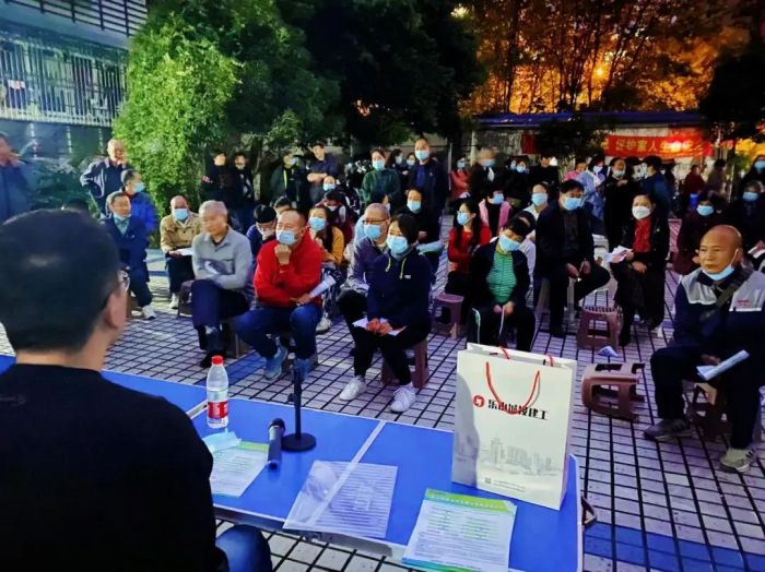 深入“小区”进行宣传