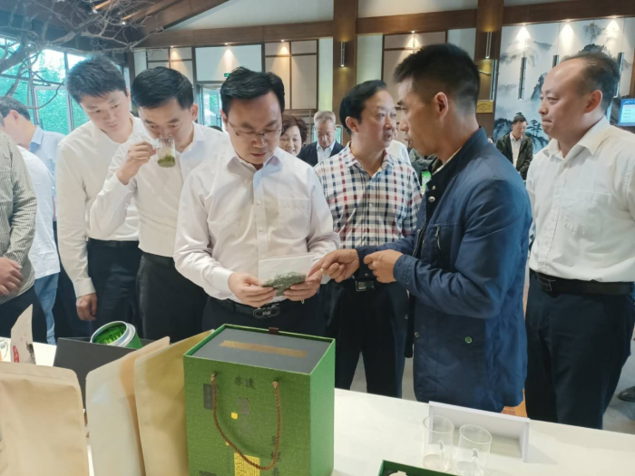 图3 中国工程院院士刘仲华及团队一行莅临洪雅指导茶产业发展.png