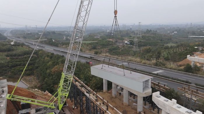 益州大道南延线项目三绕跨线桥首榀钢箱梁架设成功1.png