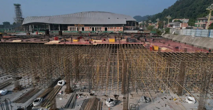 工人正加紧地下车库建设