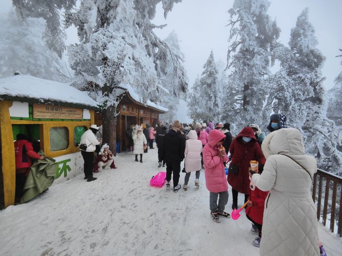 瓦屋山景区雪景美、人气旺 (1).jpg