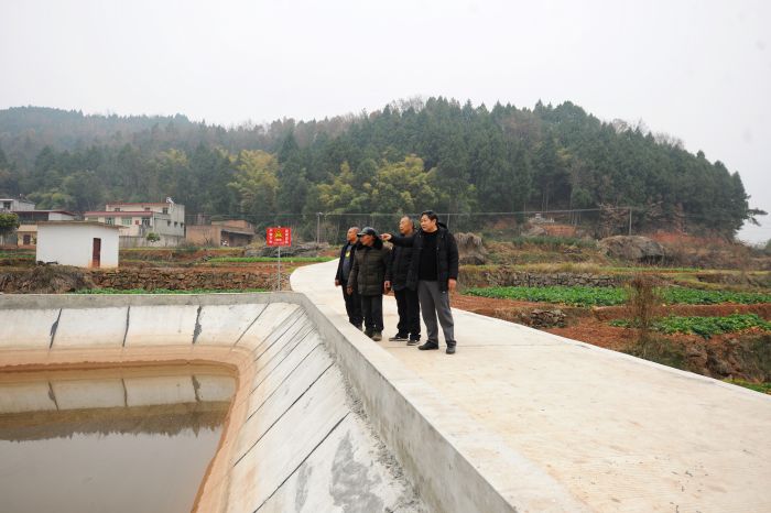 继光村支部书记顾勇给返乡农民工介绍家乡变化.jpg