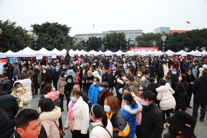 2大型招聘会现场