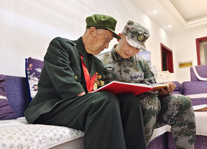 李化武讲述曾经的故事 —.jpg