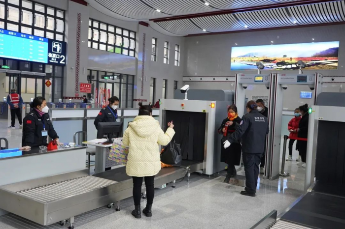 乘客有序进行安检