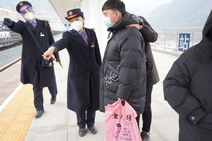 在成都上班的徐先生坐动车回到峨边县