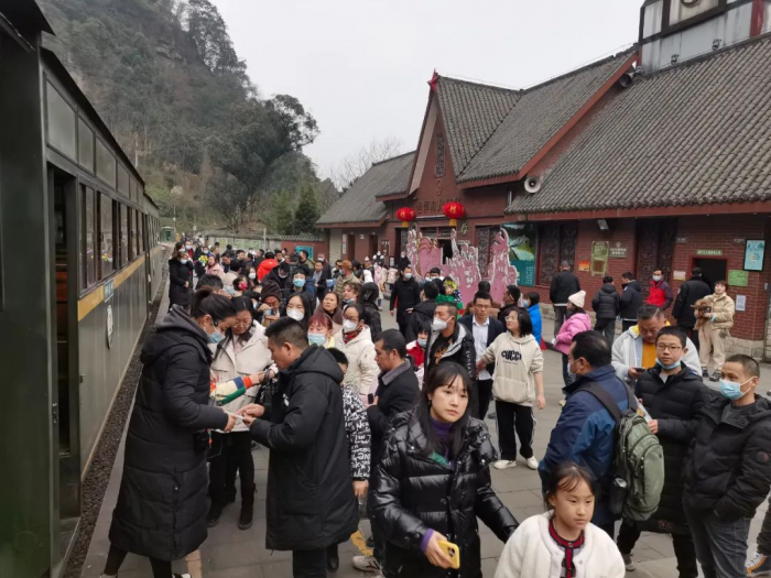游客乘坐嘉阳小火车