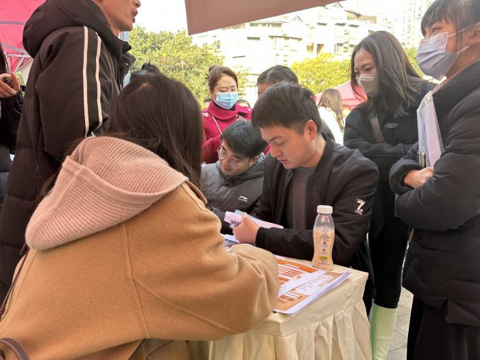 招聘会现场 (1).jpg