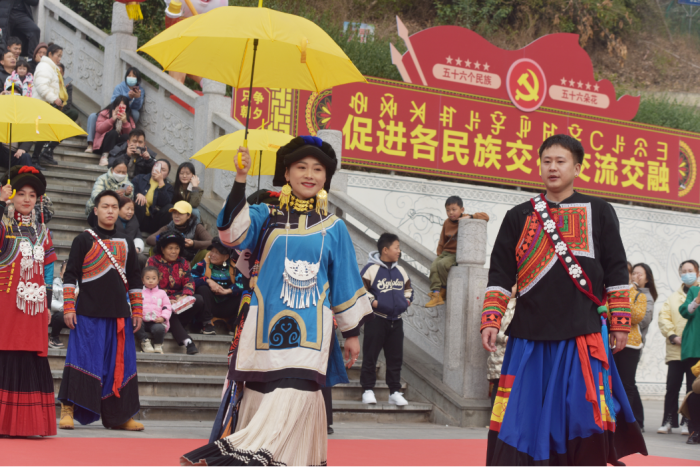 背峰山广场特色服饰展演