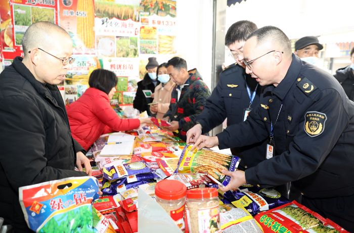 丹棱县农业执法人员正在对农资市场开展检查.jpg