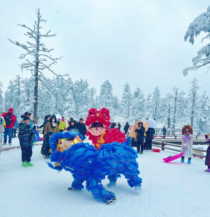 瓦屋冰雪旅游活动舞狮。栗慧娟　摄.jpg