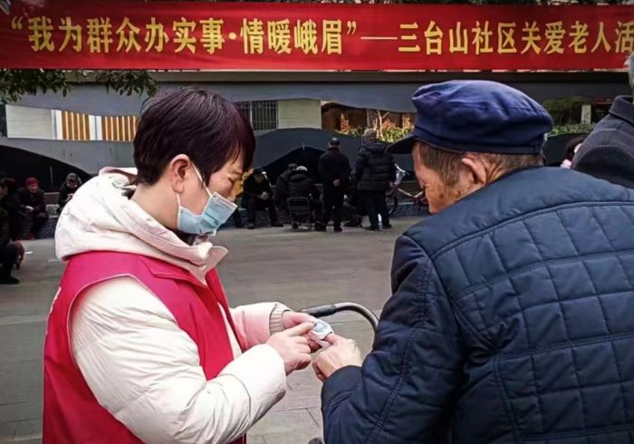 “红马甲”在行动