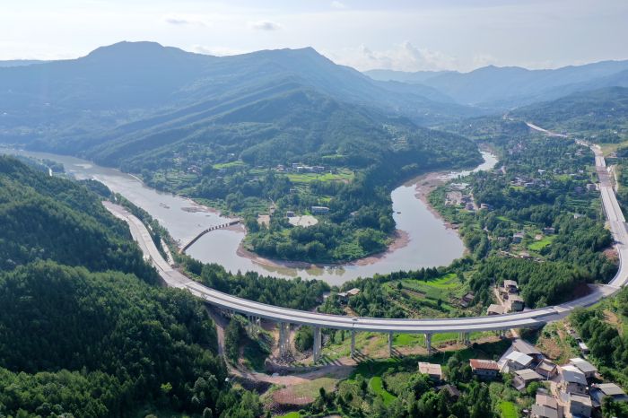 农发行四川省分行信贷支持的省道204线通江县城至诺水河段建设项目.jpg