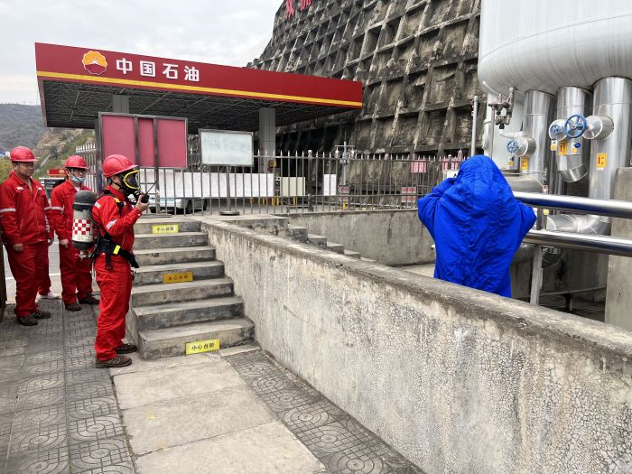 5.组织场站员工进行LNG储罐区发生泄漏事故应急演练，提高员工应急处理能力.JPG