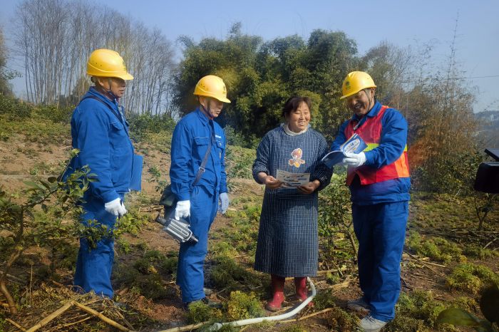 在彭山区公义镇农乐村，盛恩利向村民讲解安全用电知识。（李红燕 摄.jpg