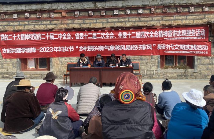 图为开展理论宣讲.jpg