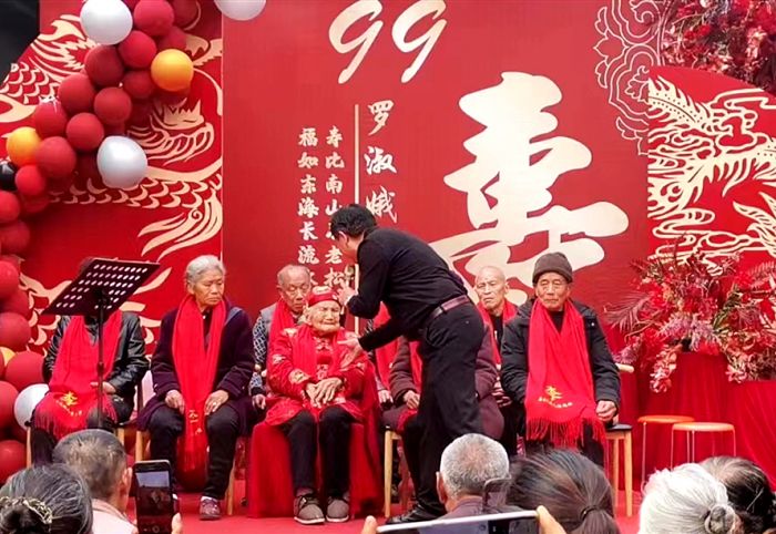为百岁老人献歌