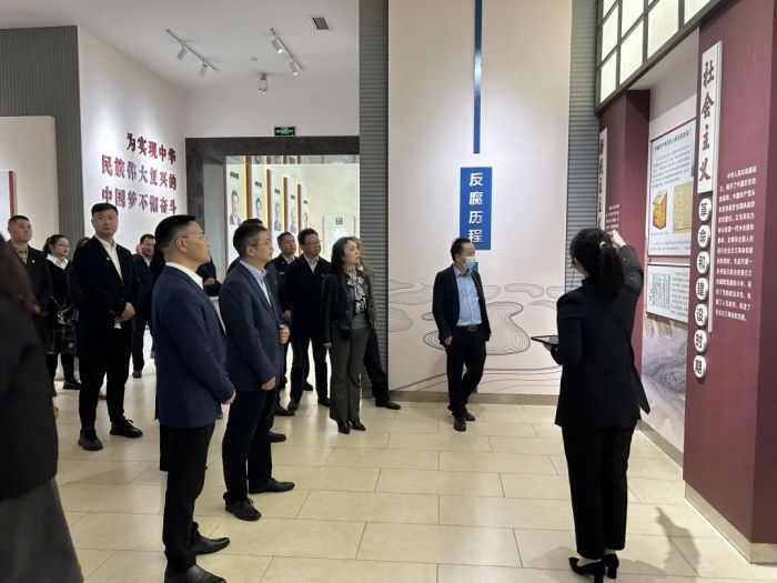 走进市廉洁教育中心.jpg