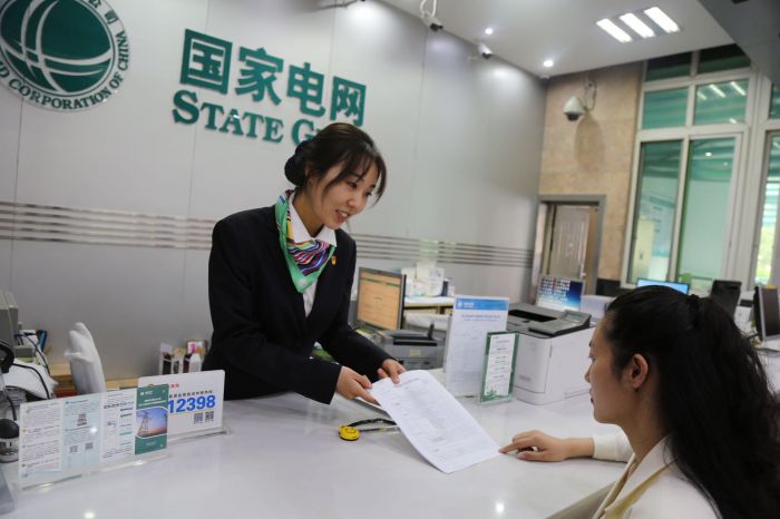 2022年3月9日，国网眉山市彭山供电公司客户经理胡羽向雅保四川新材料有限公司办理人介绍办电流程。（王玉桃摄）.jpg
