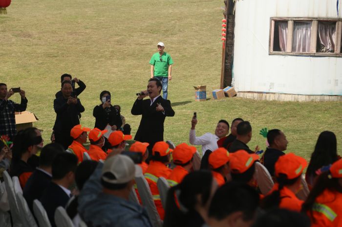 歌唱演员与观众互动.JPG