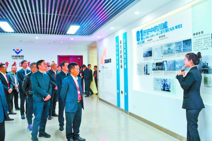 与会嘉宾走进川威集团，实地考察“钒钛+”产业发展情况.jpg