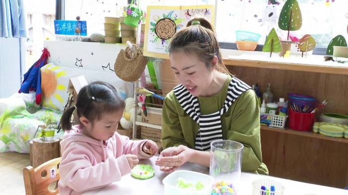 范佳敏手把手教幼儿园学生