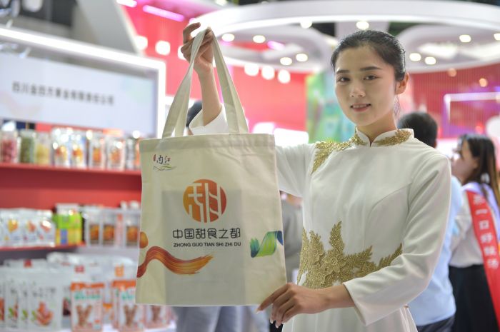 17  4月12日，第108届全国糖酒商品交易会在成都开幕。图为内江馆内江文创产品布袋。.JPG