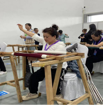 选手廖秀兰参赛刺绣