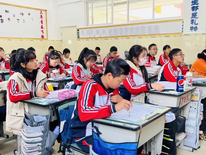 4“示范班”学生认真听课.jpg