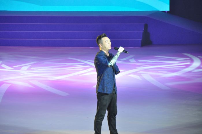 演唱《超越梦想》