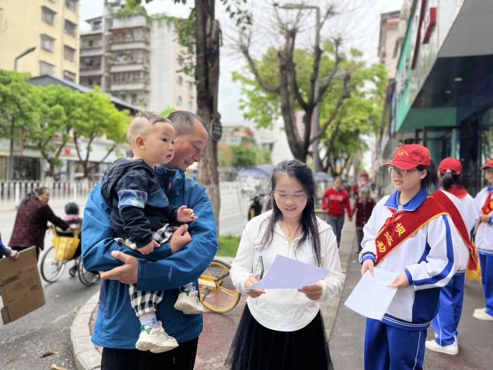 仁壽縣圖書館聯合縣收藏家協會,先後來到龍正鎮小學校,寶馬鎮九年制