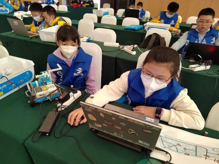 风林火山指导学生参加wrct2022世界机器人大赛.jpg