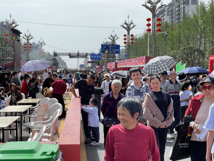 隆昌主会场游人如织.jpg