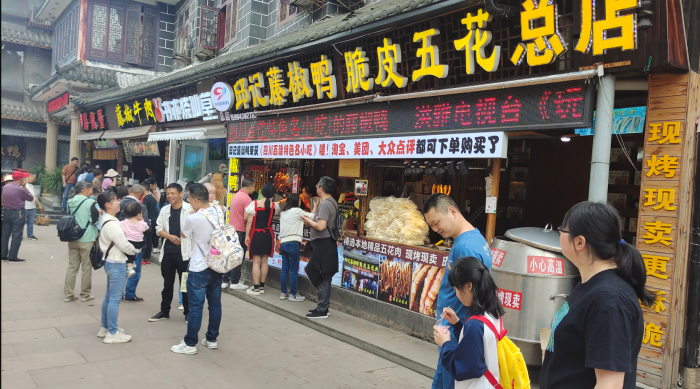 柳江古镇游人如织 (4).png