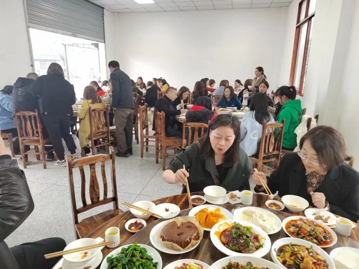 官厅村的璞逸鲜餐厅里客人络绎不绝.jpg