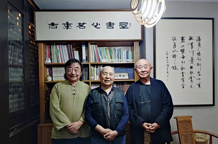 艾明福（右一）与冉启雍（中）、林栩合影