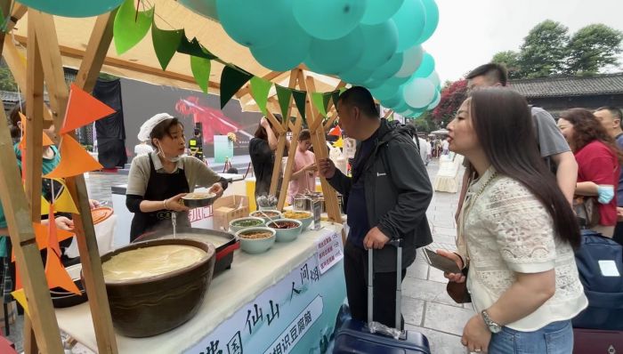 游客现场品尝“乐山美食”