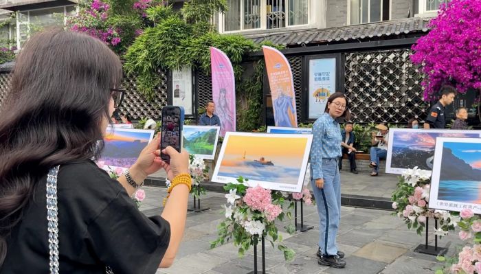 游客现场“打卡”乐山美术展