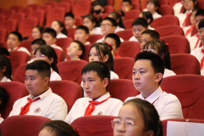 学生认真听讲.jpg