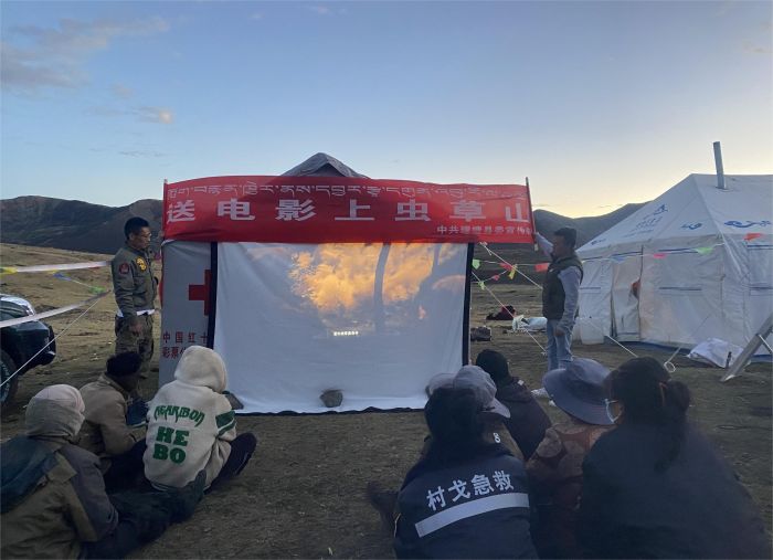 理塘县虫草山上的“电影院”乐了采集群众.jpg