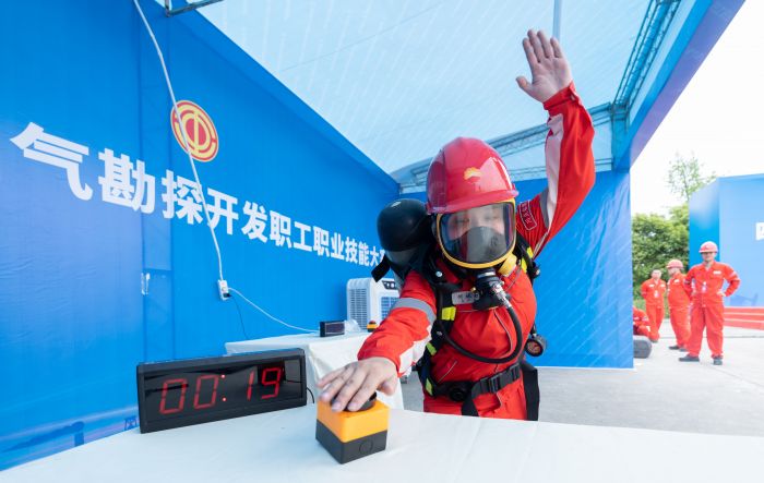 一名录井专业选手正在进行正压式空气呼吸器佩戴比赛项目.jpg