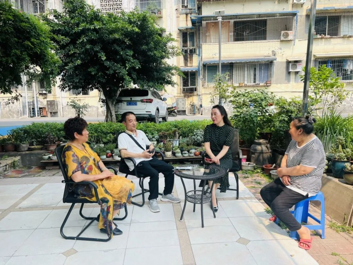 居民在小区里畅所欲言
