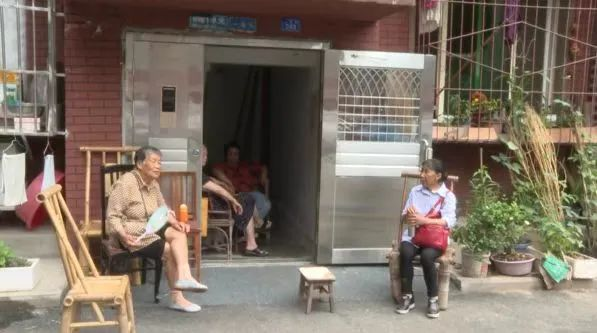 居民在屋前聊天