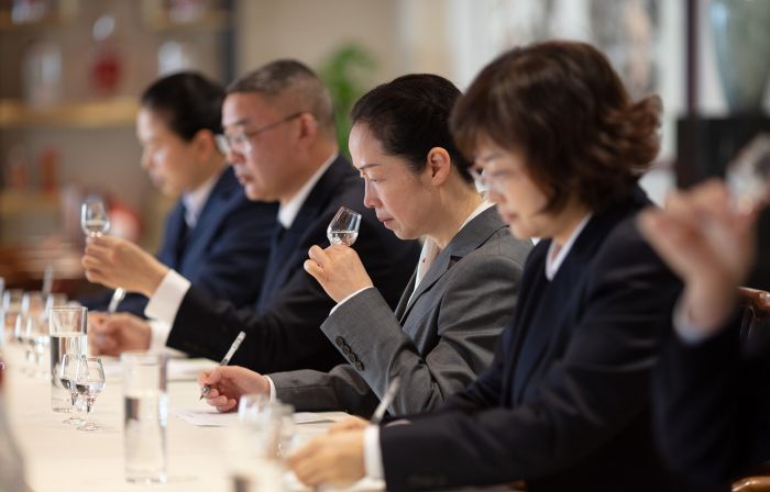 五粮液506车间正在勾调美酒