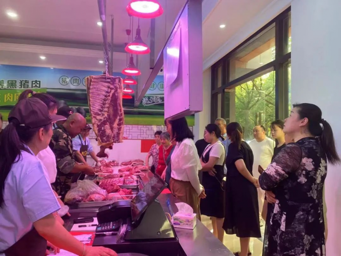 市民在体验馆参观或购买峨边黑猪肉