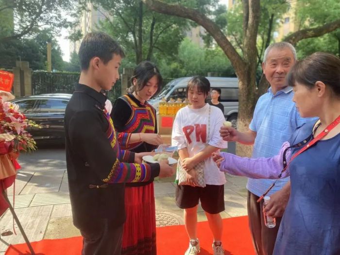 柯桥区市民品尝峨边黑猪肉加工成的肉包、肉粽等