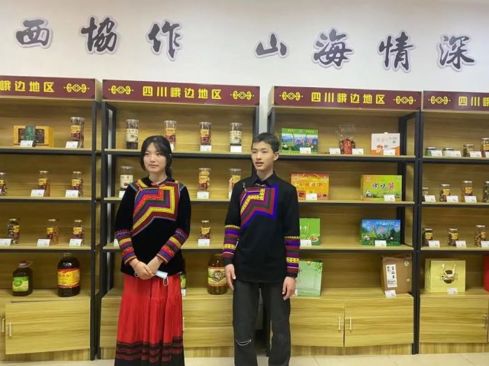 柯桥区峨边体验馆摆满了峨边许多“土特产”