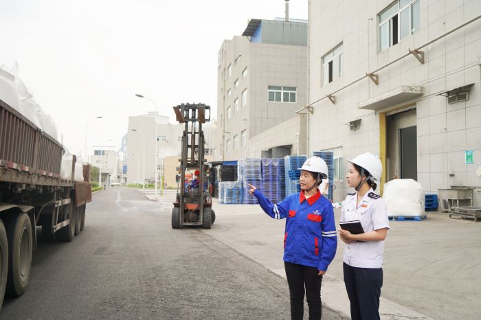 图说：税务干部到致远锂业了解近期生产经营情况